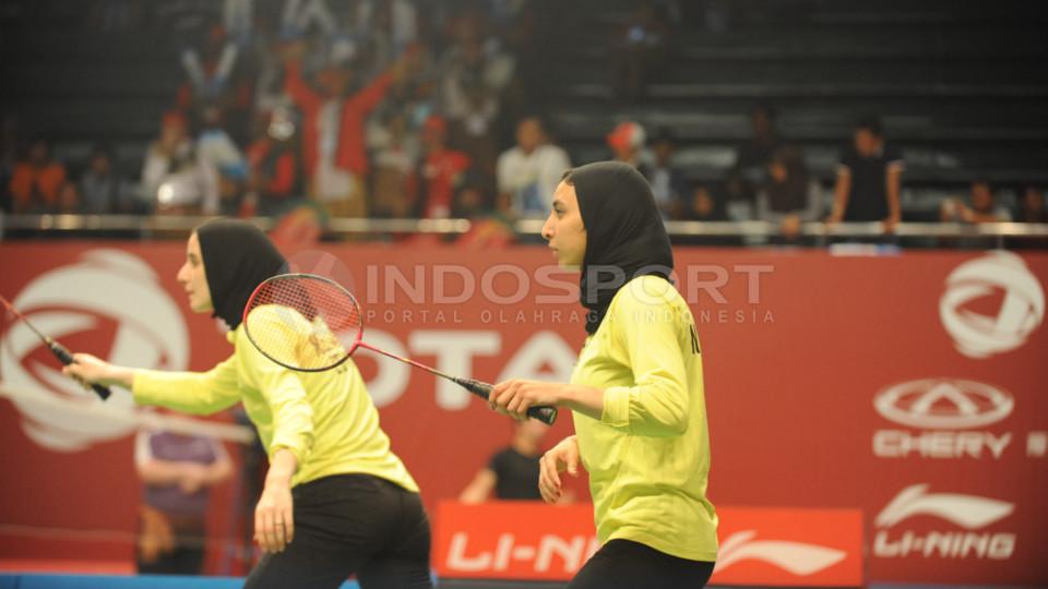 Pasangan pebulutangkis berhijab, Nadine Ashraf/Menna Eltanany sempat menghebohkan penonton saat bermain di Indonesia di ajang BWF World Championships 2015 lalu.